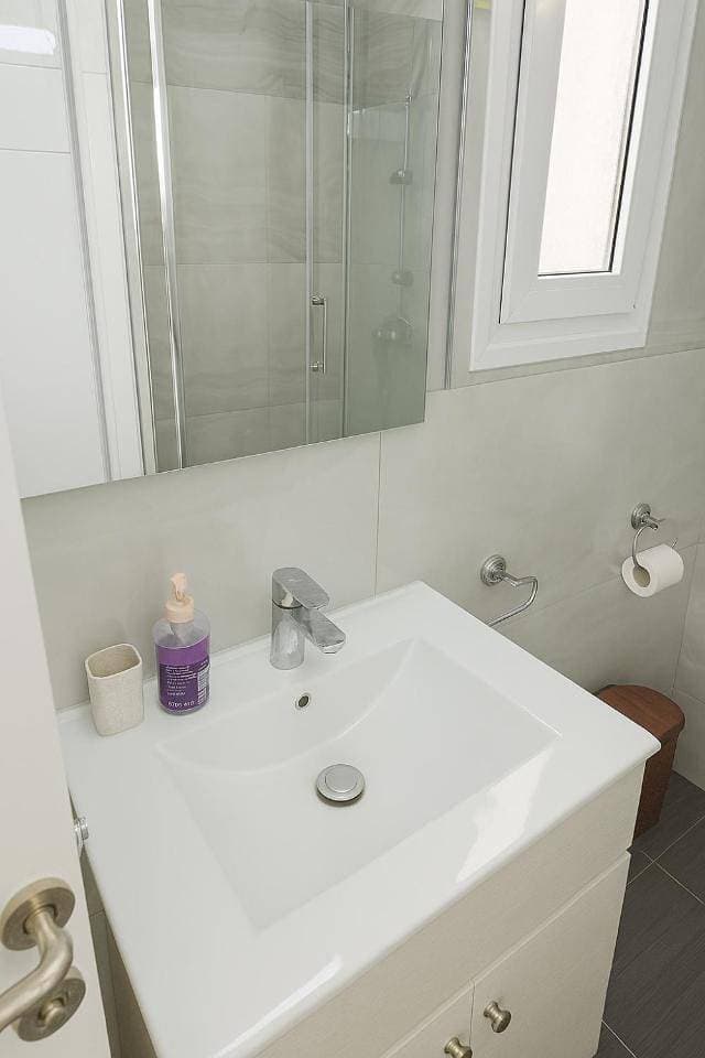 Foto 10 von 11: One-Bedroom Apartment with Balcony and City View