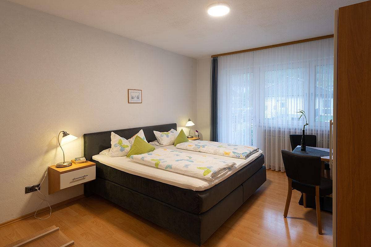 Foto 2 von 8: Doppelzimmer mit Dusche und Wc, Zusatzbett