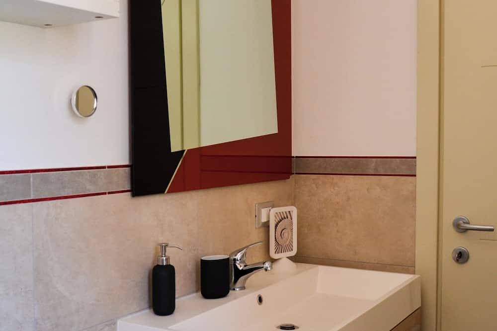 Foto 5 von 22: Just a dip away from Lake Iseo is this beautiful apartment