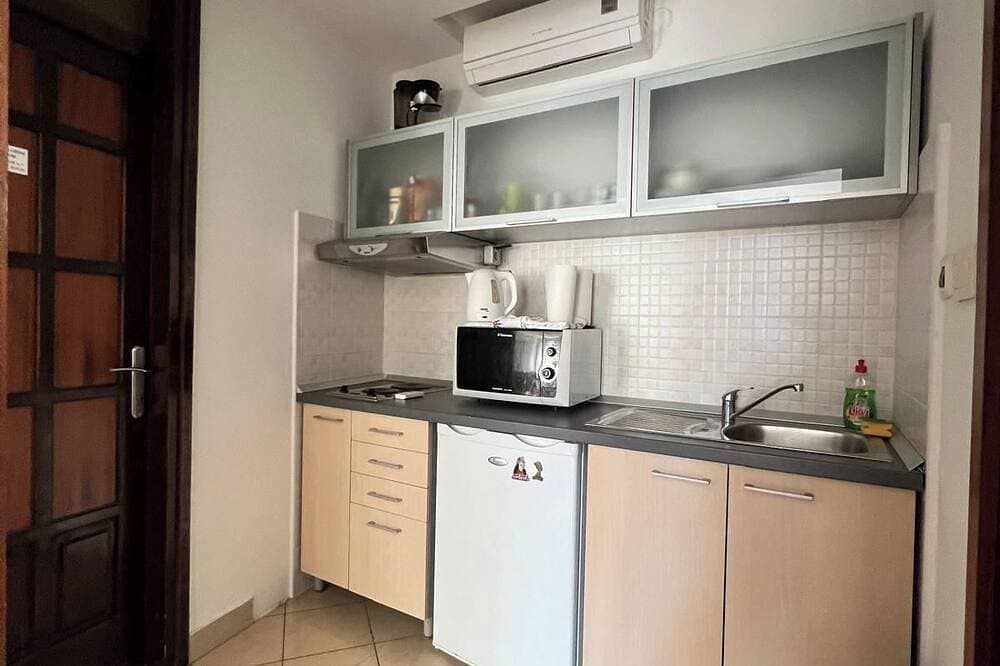 Foto 9 von 16: Central Baška Voda Beachfront Apartment with AC, WiFi, parking & a stunning view