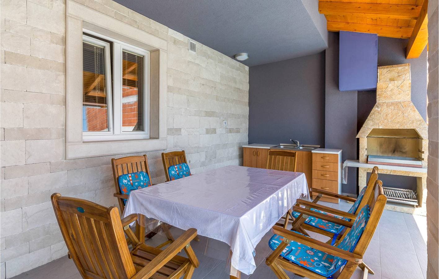 Foto 4 von 35: Modernes Apartment mit 2 Schlafzimmern, Pool und WLAN in der Nähe von Manjadvorci