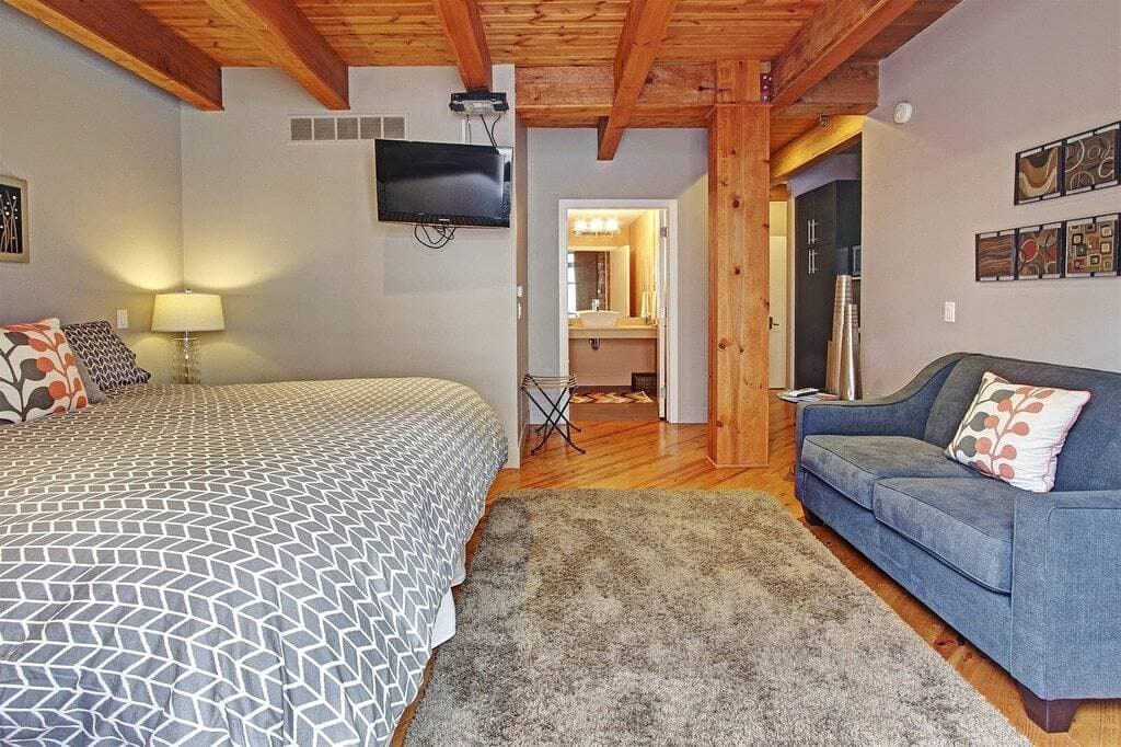 Foto 7 von 8: Wunderschönes, sehr einzigartiges Zuhause auf dem Hügel in der Innenstadt von Saugatuck
