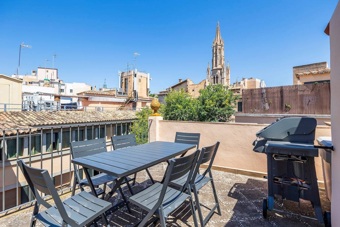 Foto 2 von 28: Spektakuläres Rooftop mit Kathedralblick und Grill