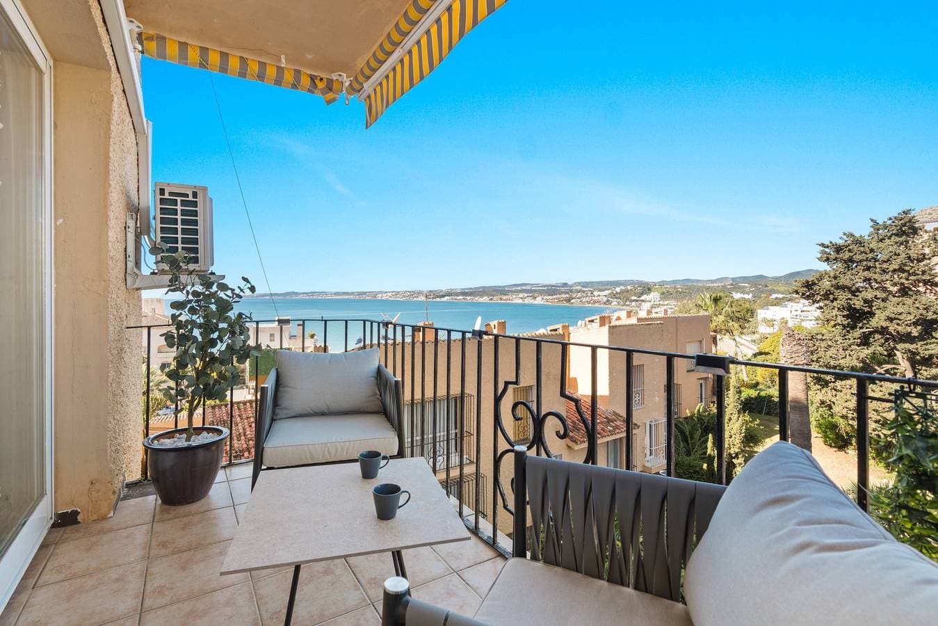 44. Apartment with Sea View near Estepona Marina 1