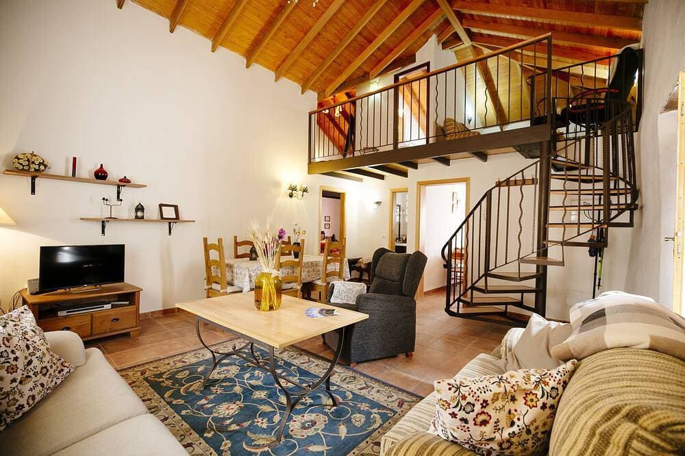 Schönes traditionelles Haus in ländlicher Umgebung 1