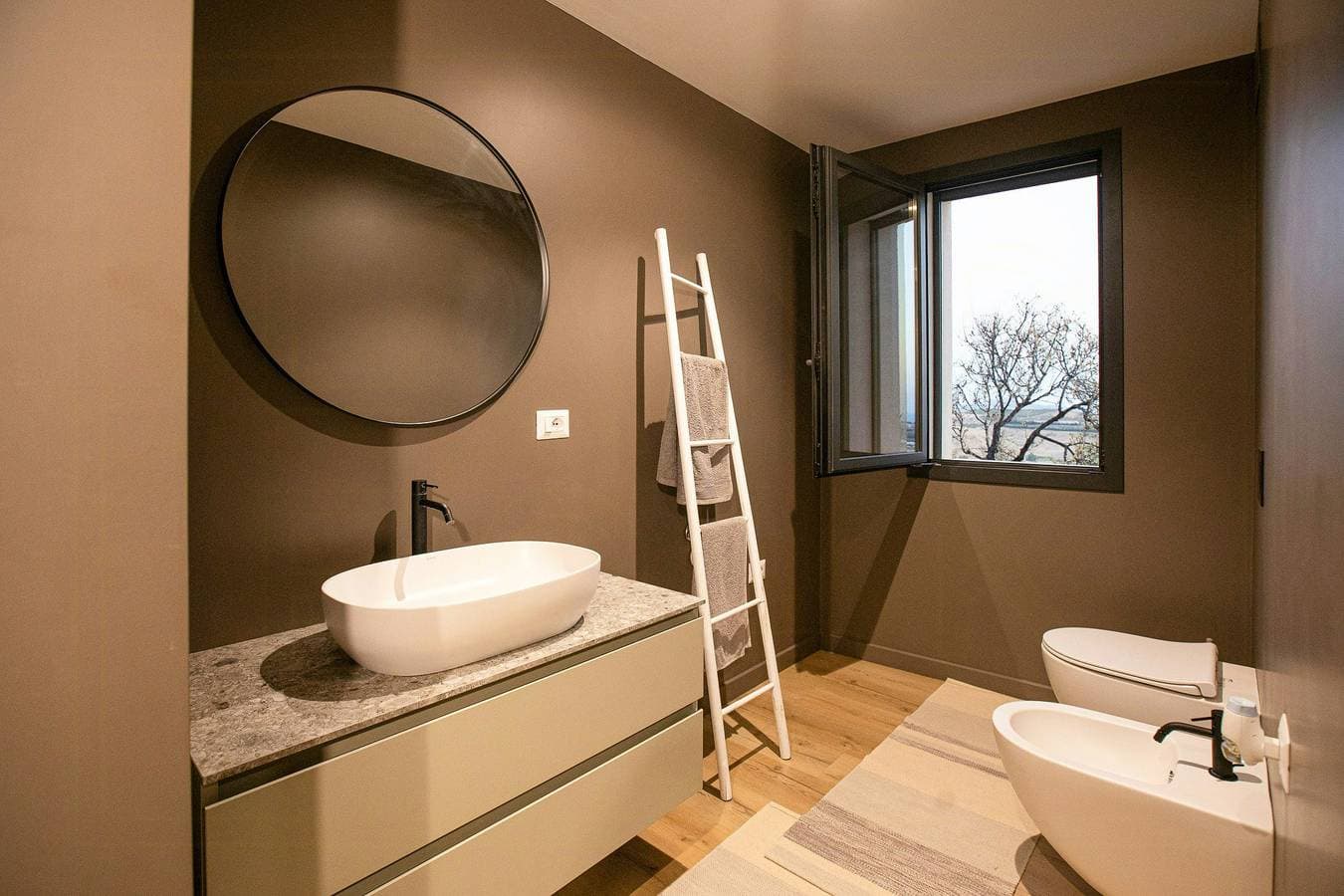 Foto 11 von 31: Minimalistische Villa mit Pool inmitten der Weinberge