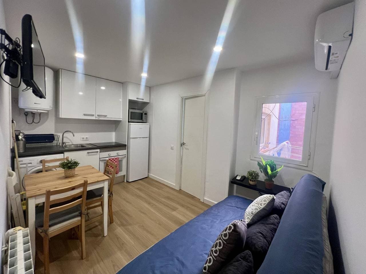 Foto 5 von 12: Modernes Apartment mit AC, WiFi & Küche 400m vom Stadtzentrum entfernt