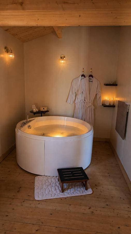 Chalet romantique - Jacuzzi privatif - King size 1