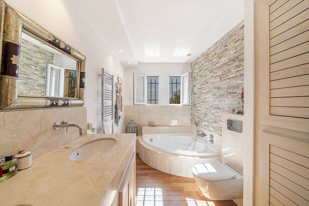 Foto 6 von 30: Mas Provençal mit Swimmingpool mit Meerblick (Bootsoption - nur Juli)