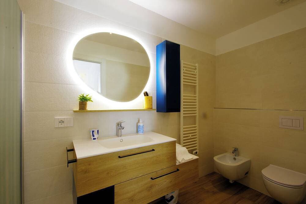Foto 7 von 30: Modern lake view apartment with shared pool, garden, parking, air-conditioning