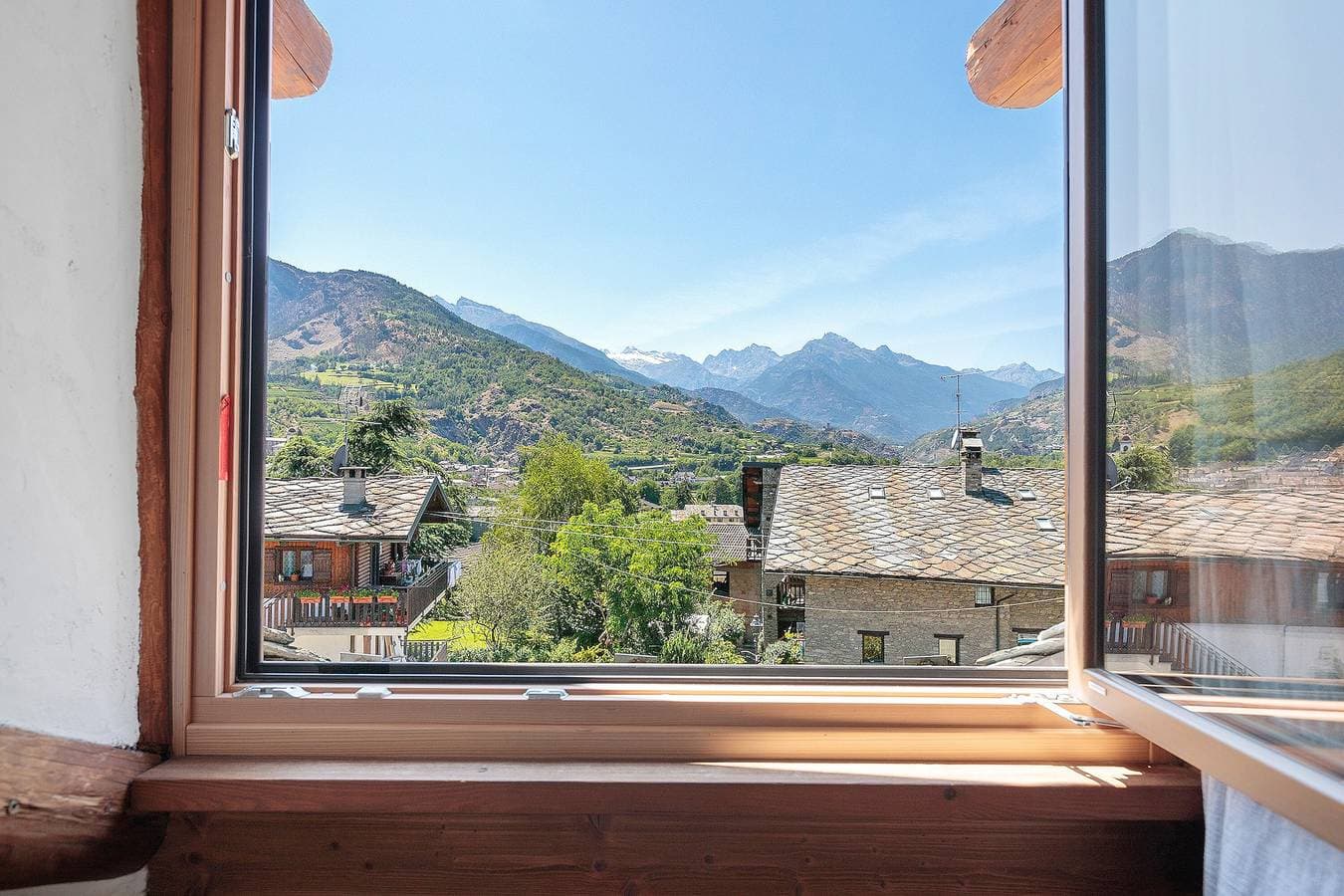Foto 2 von 26: Ferienwohnung 'The Mountain House - Vista Castello e Montagne, Eleganza Alpina ad Aymavilles'