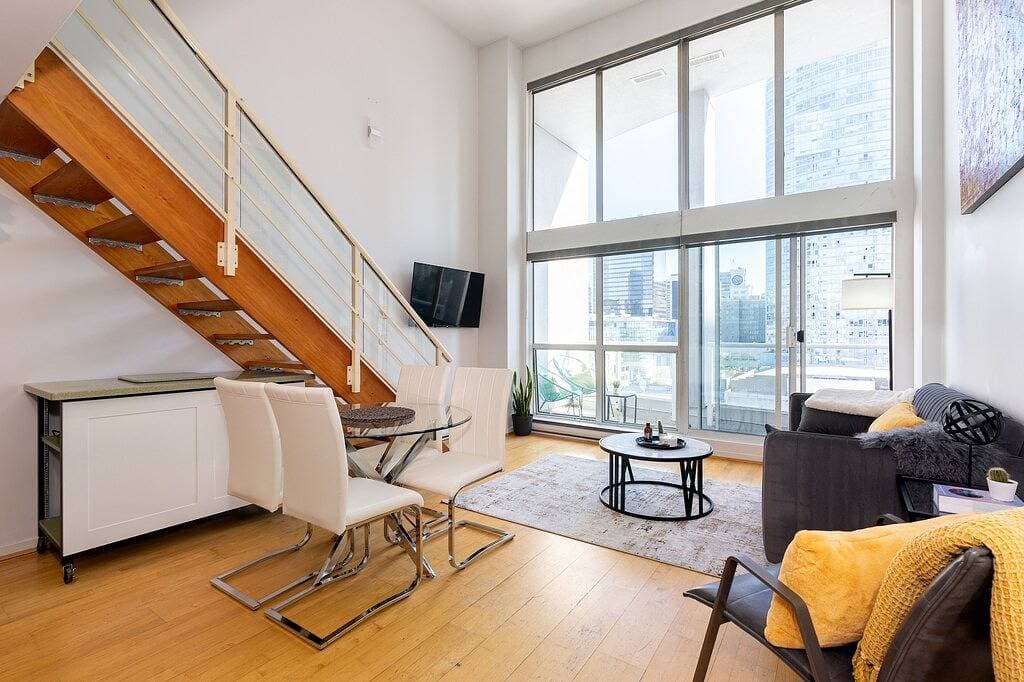 Foto 3 von 13: Modern Downtown Vancouver Loft. Parking included.