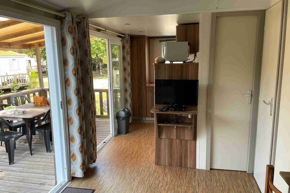 Mobile home in the heart of the Homair la pointe du Médoc campsite 1