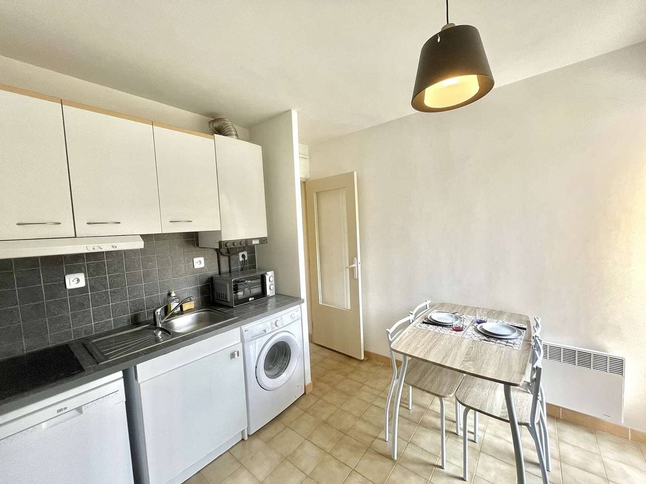 Foto 6 von 10: Gemütliches Studio mit Veranda, 10 Min vom Flughafen entfernt
