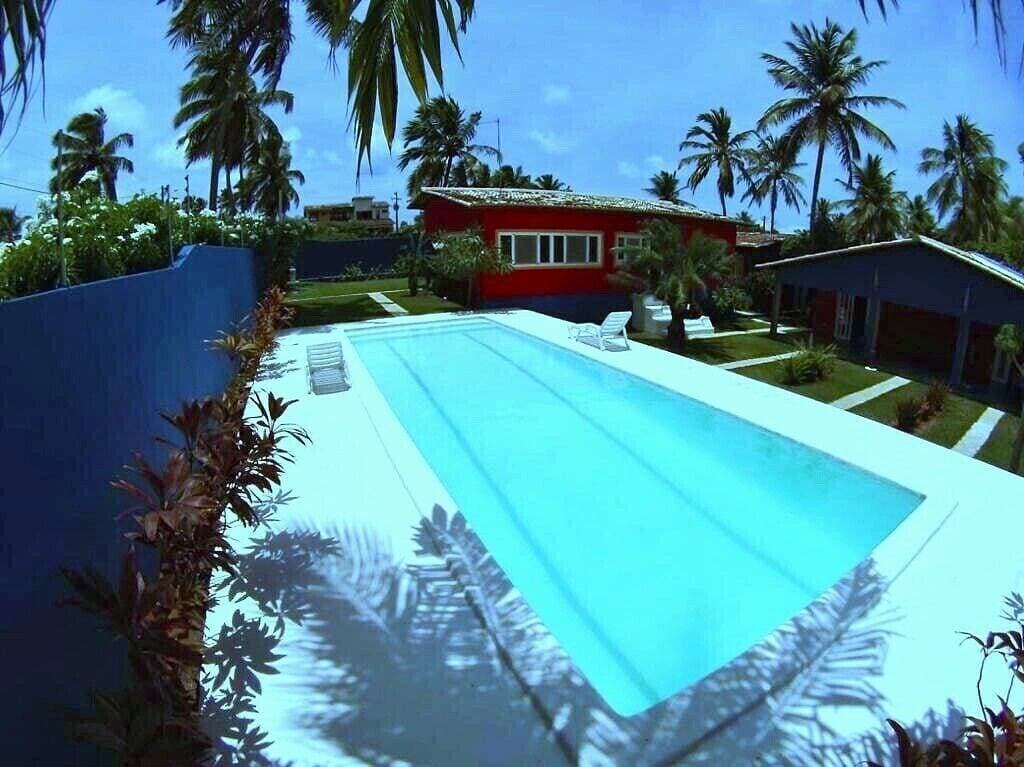 Foto 9 von 29: Großes Haus mit Garten und Pool nur wenige Meter vom Strand entfernt.
