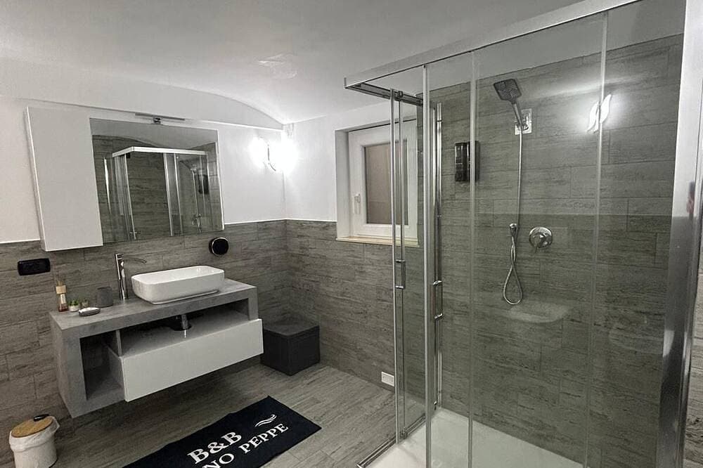 Foto 3 von 13: Suite room with private en suite bathroom and terrace