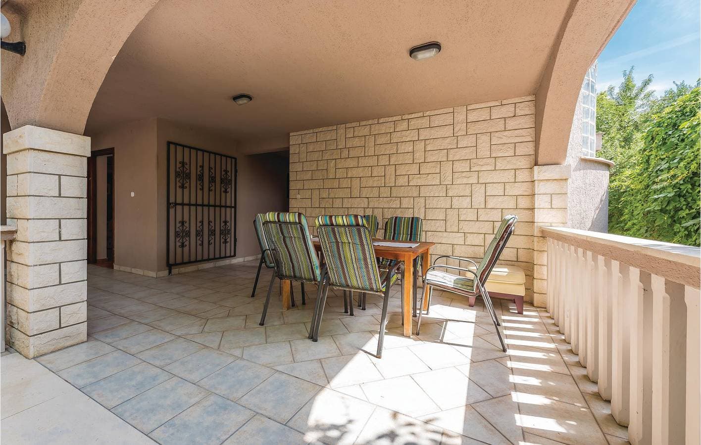 Foto 9 von 24: Gemütliche Ferienwohnung mit Terrasse, 200 m vom Strand Camp Vala entfernt