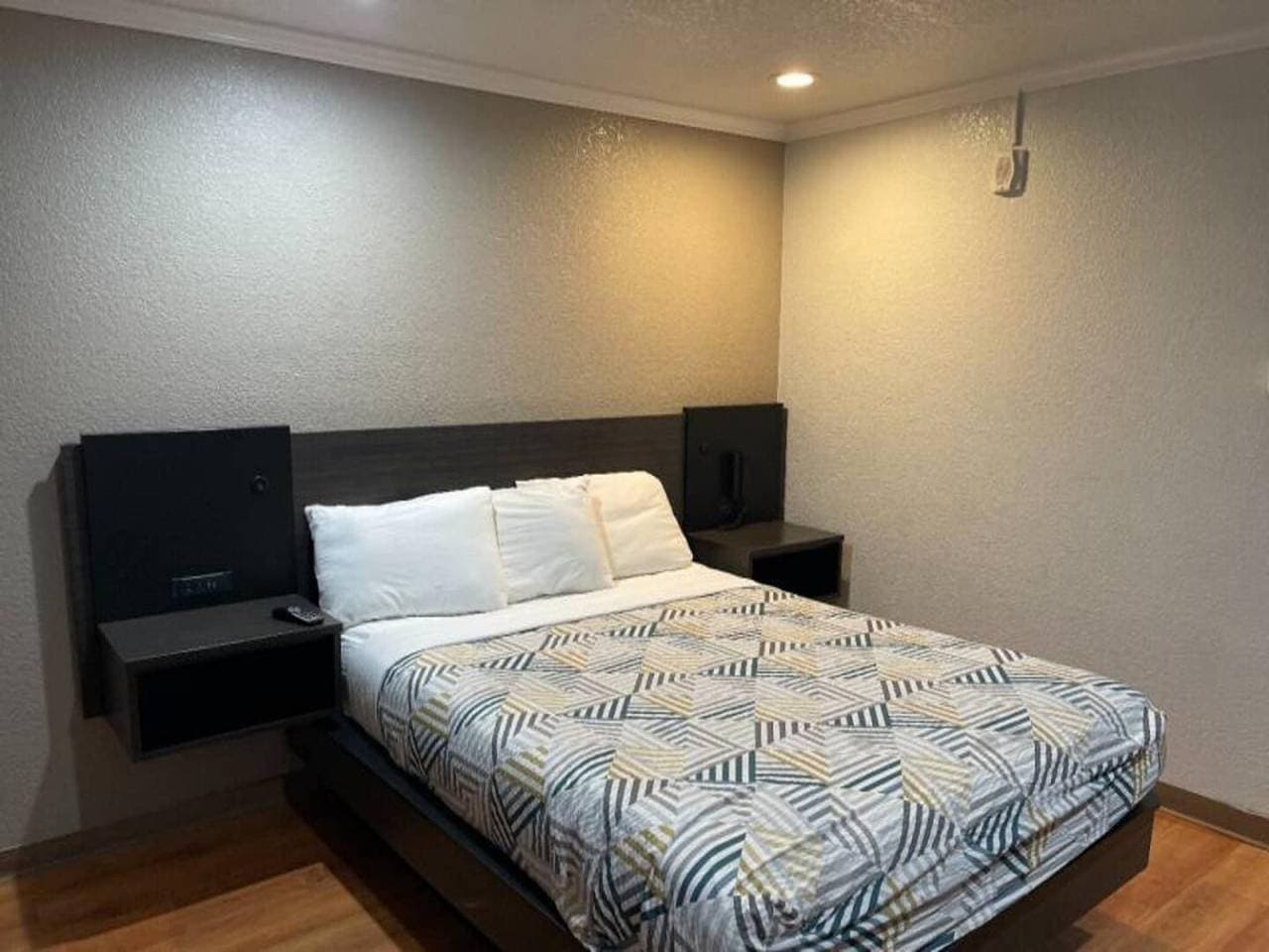 Foto 11 von 30: 1 Queensize-Bett | Kostenloses WLAN