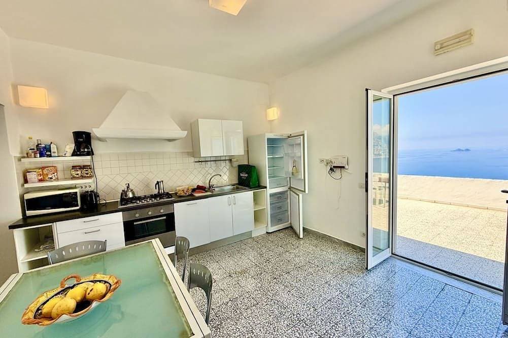 Foto 10 von 30: Schüchterner Praiano mit Blick auf Capri und Positano