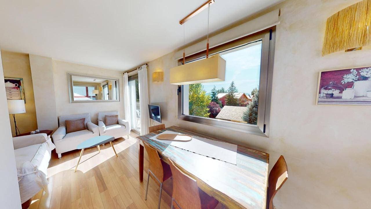 Foto 7 von 45: Two-Bedroom Apartment  with Balcony and Mountain View