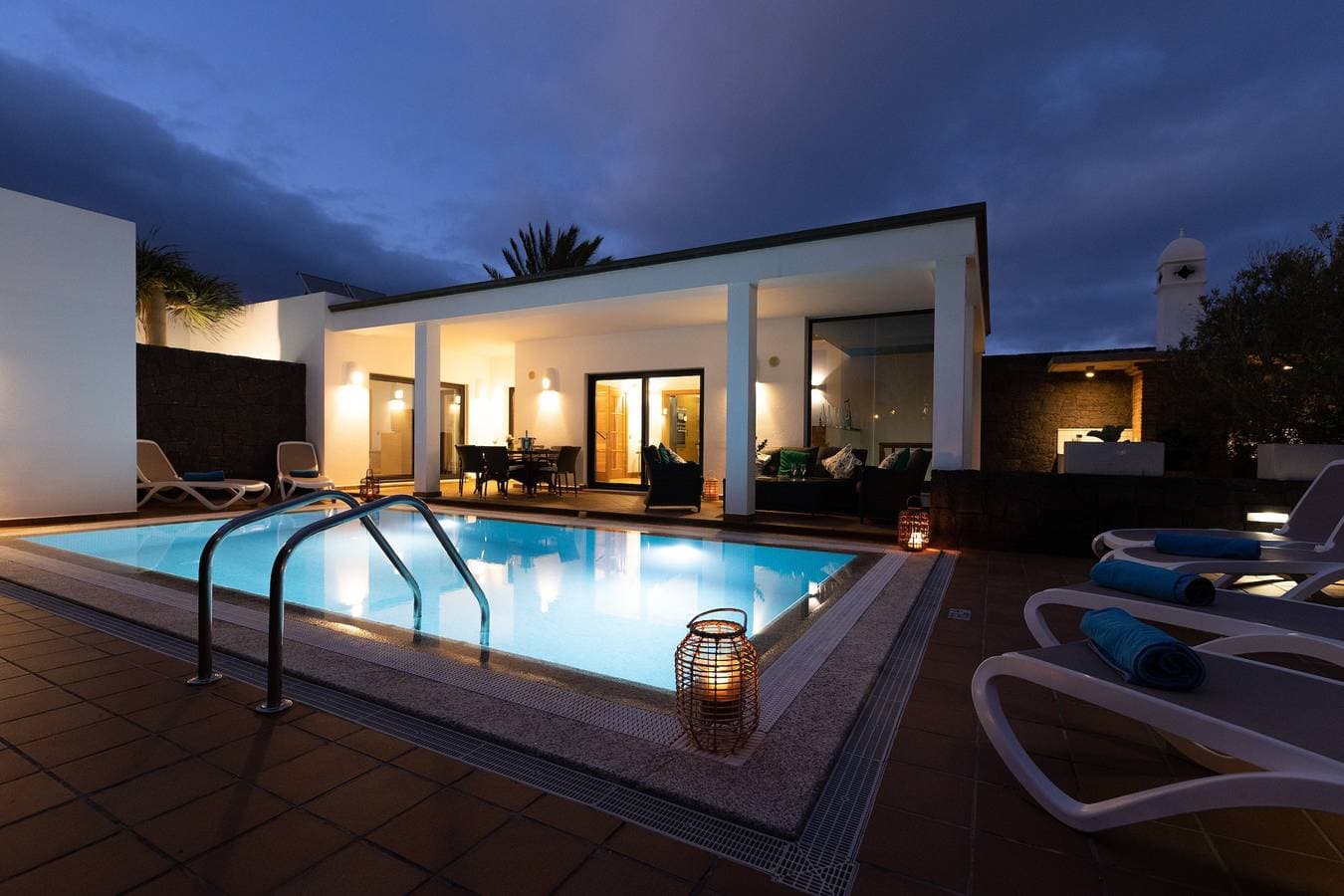 Foto 4 von 44: Moderne Villa nahe dem Strand mit Pool, Sauna, Whirlpool und Terrasse