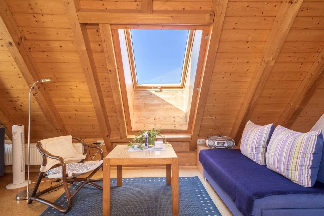 Foto 3 von 19: Gemütliche Ferienwohnung im Dachgeschoss "Haus Sonnenschein" mit WLAN, Terrasse & Garten