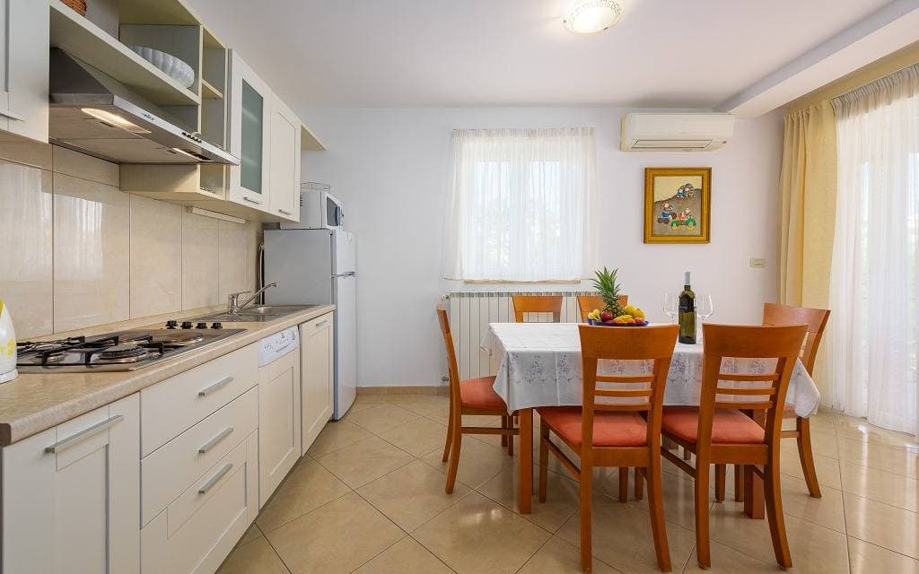 Foto 10 von 54: Ferienwohnung in Bašanija mit Terrasse, Klimaanlage, W-Lan, Spülmaschine (113-4)