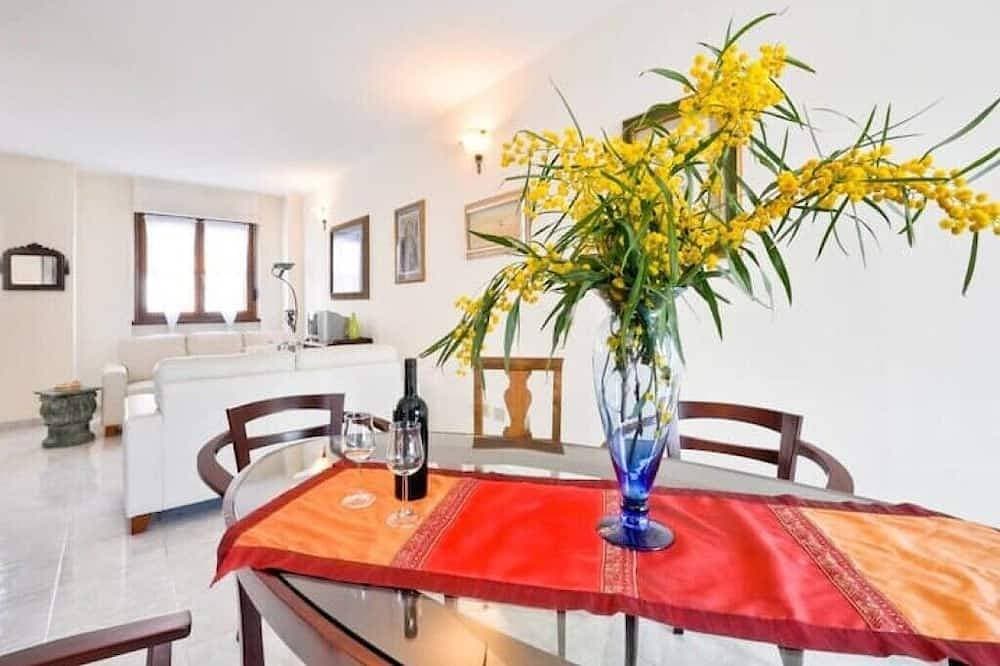 Stylish & Spacious Townhouse - Walk to Beach & Town 1