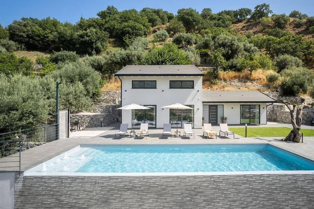 3 Bedroom Modern Villa, Pool, Savoca, East Sicily 1