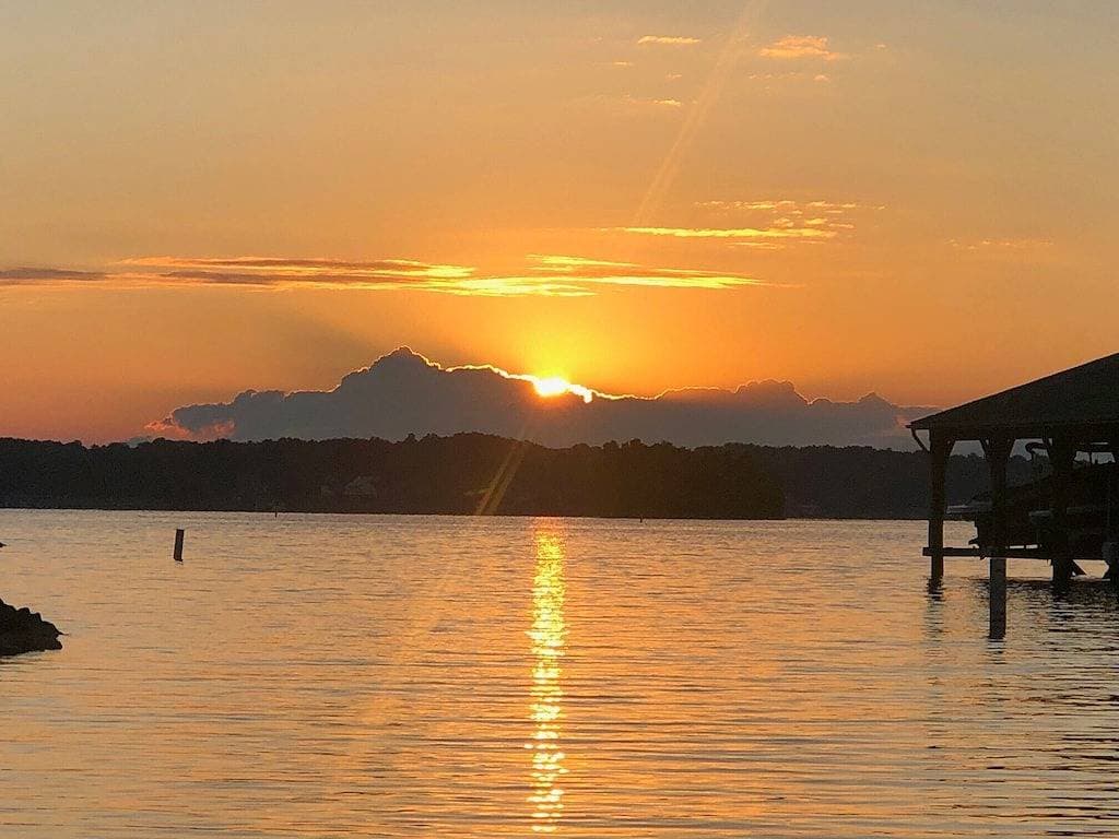 Foto 4 von 43: Tranquility Cove at Smith Mountain Lake —Your Home Away From Home!