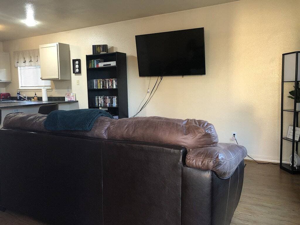 Foto 9 von 15: 2 Bäder, Esszimmer, Wohnzimmer, voll ausgestattete Küche mit Theke.