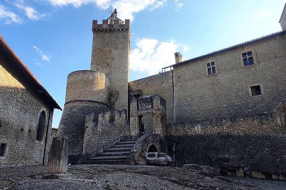 Foto 12 von 14: Experience authentic Abruzzo! Fedora's House in Capestrano, your ideal retreat.