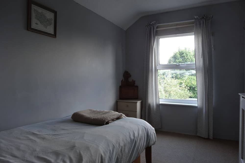Foto 7 von 25: Two minutes from beach. Cosy pet-friendly cottage in cool location with garden.