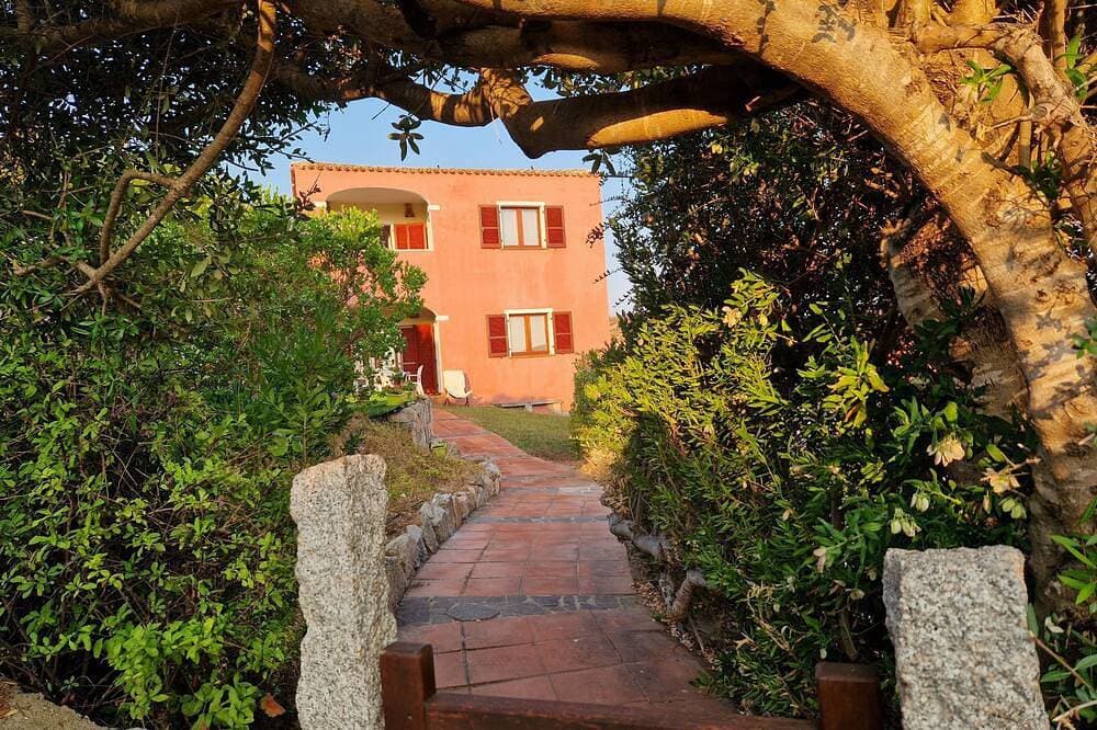 Foto 7 von 11: Within walking distance of the beautiful Vignola beach, with panoramic terrace.
