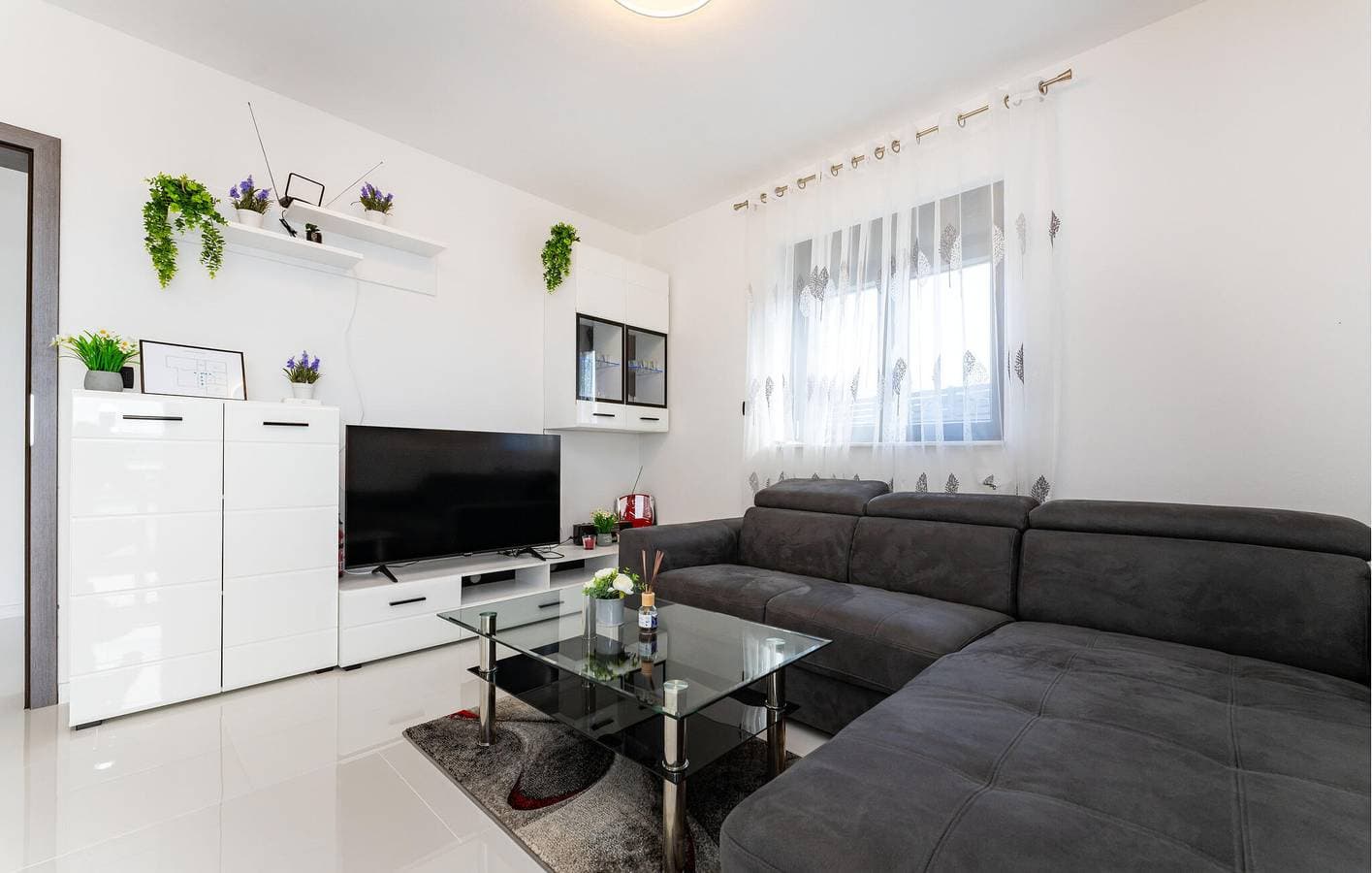 Foto 5 von 37: Urlaub am Meer: Modernes Apartment mit Pool, Terrasse und atemberaubender Aussicht