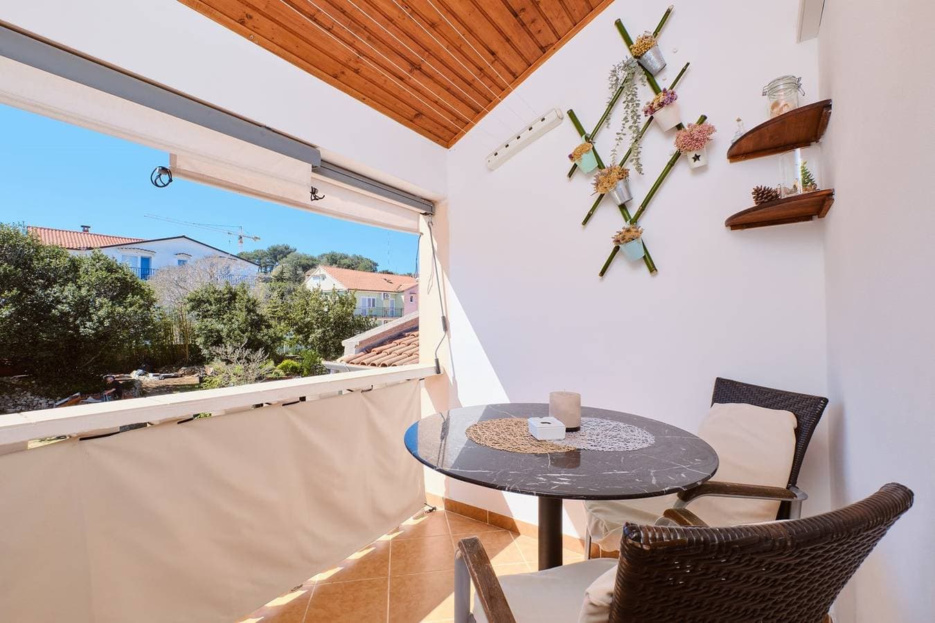 Foto 10 von 22: Das Apartment Jasmina 1 befindet sich in ruhiger Lage in Mali Lošinj. Es ist ideal für zwei Personen und besteht aus einem Schlafzimmer, einem Badezimmer, einem Wohnzimmer, einem Esszimmer und einer Küche. Es verfügt außerdem über eine Terrasse und einen Parkplatz vor dem Gebäude.