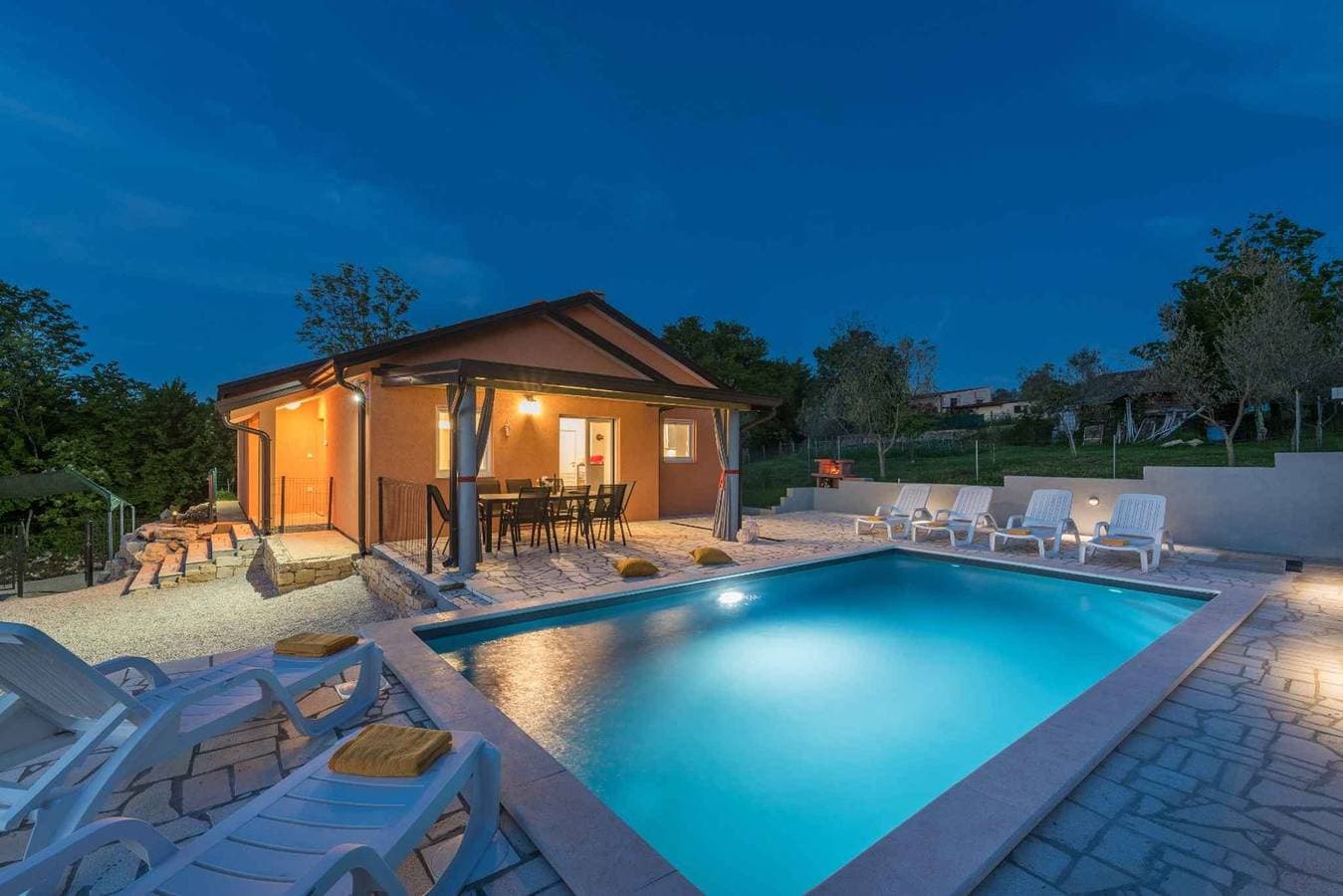Villa mit großem Pool und Jacuzzi  1