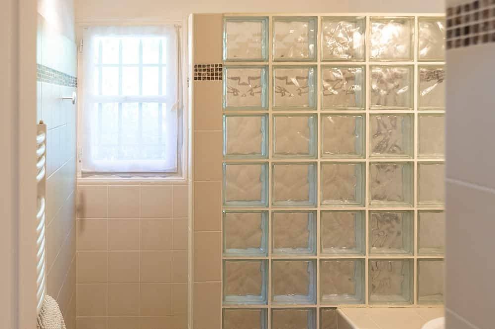Foto 8 von 30: Cosy cottage near Roussillion, air-conditioned, 14m heated pool,  large grounds.