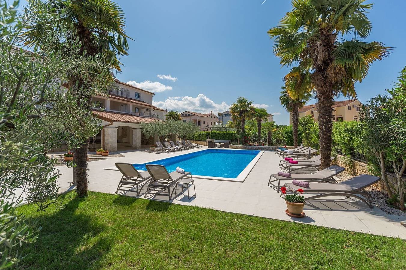 Foto 10 von 26: Mediterranes Apartment mit 60m2 Pool, BBQ-Bereich, Liegen, Waschmaschine