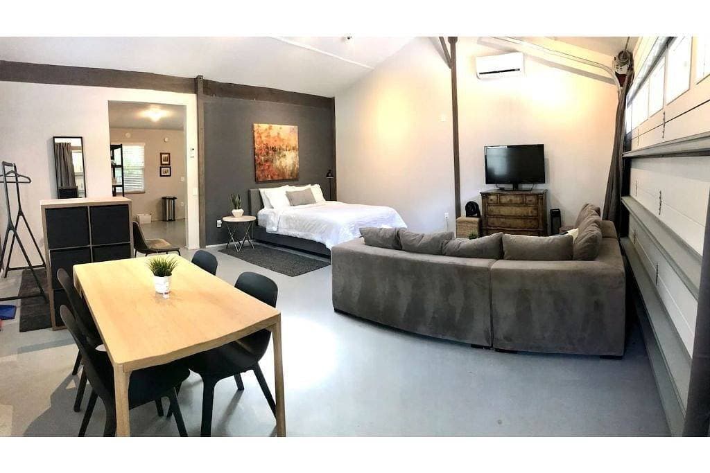 Foto 6 von 37: Pet Friendly Studio with Private Fenced Yard
