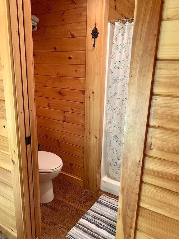Foto 12 von 31: Sonderangebot: 1. November - 31. März. Buchen Sie 3 oder mehr Nächte und Sie erhalten 1 gratis.  Riverfront Blockhaus