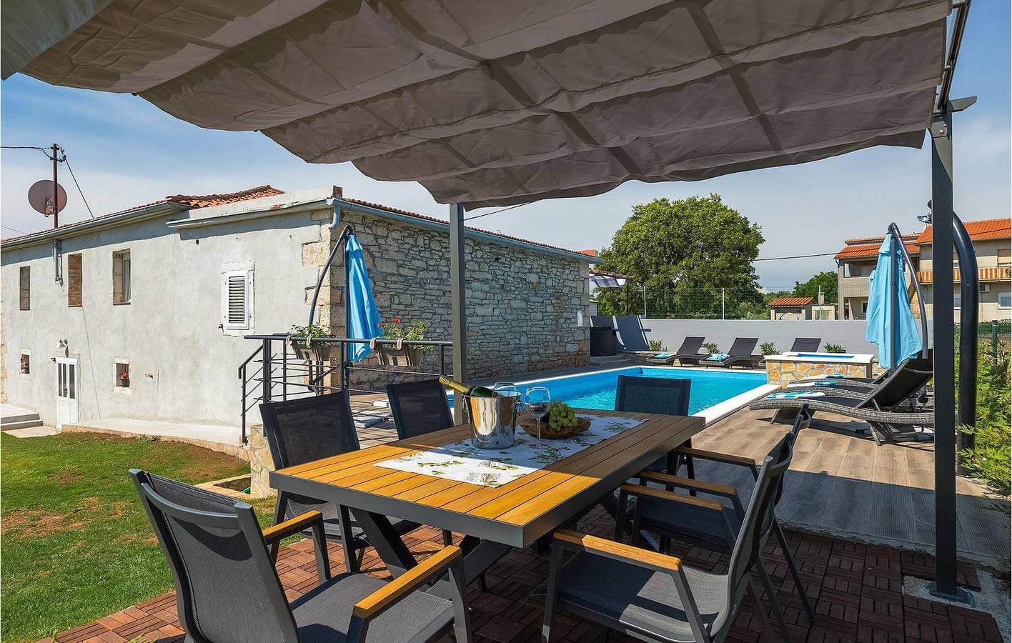 Foto 8 von 46: Geräumige 150 m² große Wohnung mit Pool, WLAN und Parkplatz in Koromani