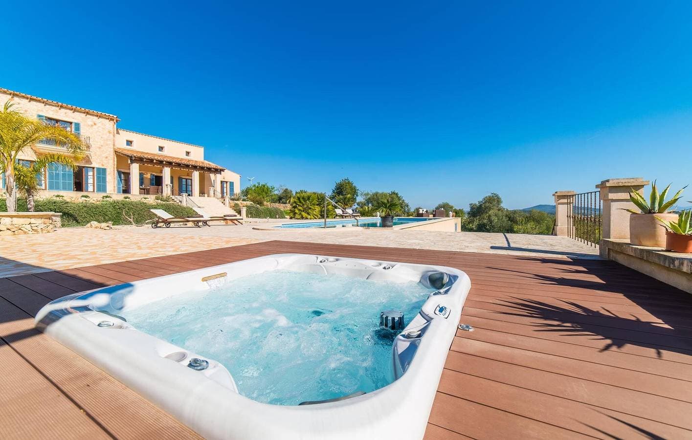 Foto 9 von 46: Modernes Apartment mit Terrasse, Pool und Grill