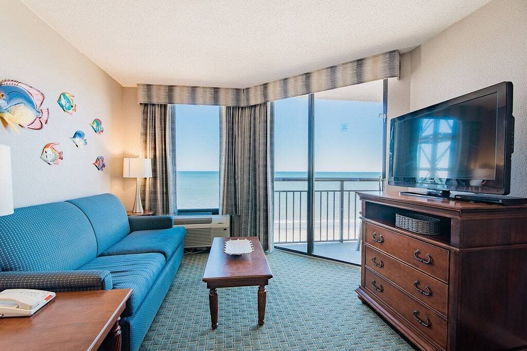 Foto 10 von 28: Tierfreundlich, Ein Schlafzimmer mit direktem Meerblick und großem Balkon am Meer