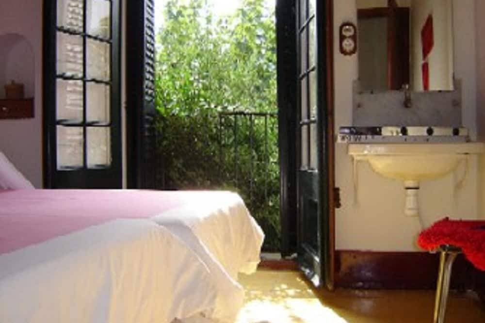 Foto 3 von 16: 'Villa Rubia' luxurious beachfront  house-chic Mediterranean Cadaques