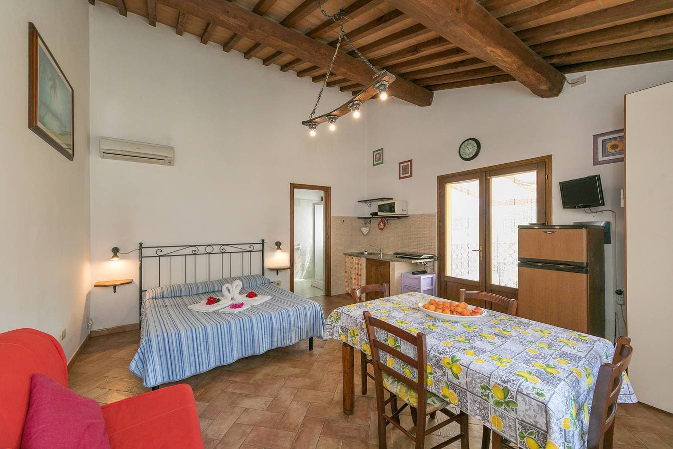 Foto 5 von 24: Bauernhof "Il Pino - Monolocale Lavanda" mit Gemeinschaftspool, privater Terrasse und WLAN