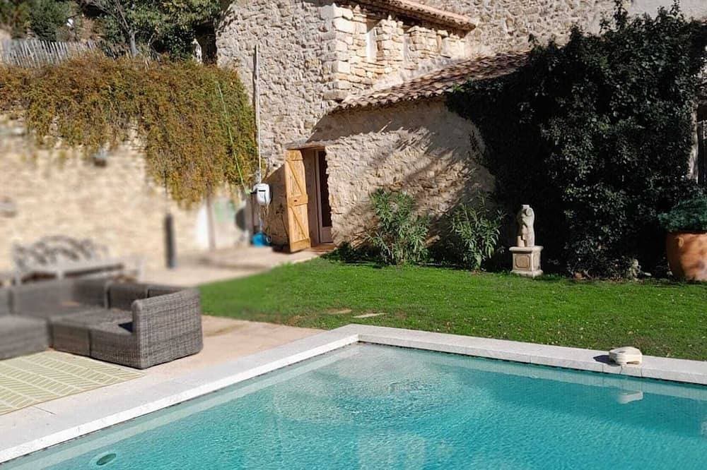 Enjoy nature in an enchanting and fantastic setting in Cucuron 1
