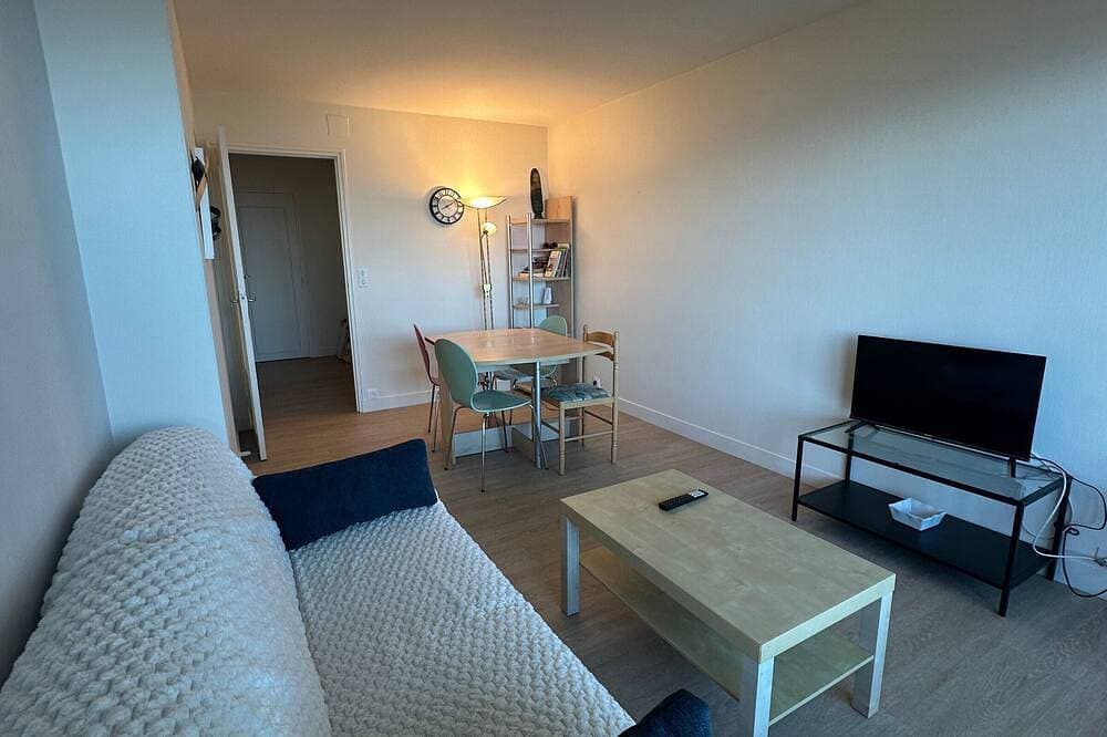Foto 5 von 13: 2-Zimmer-Wohnung mit Meerblick, Loggia, Parkplatz und voller Ausstattung