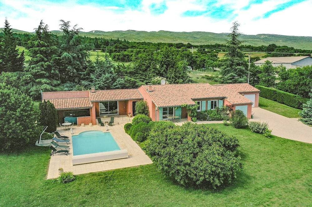 Pleasant single-storey house, sleeps 7, unobstructed view, private pool. 1