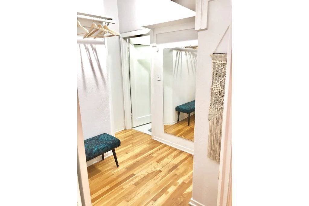 Foto 2 von 21: Modern Midtown Victorian Studio near Downtown!